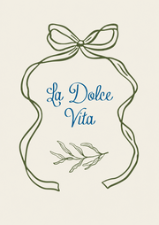 La Dolce Vita – Olijfgroene Lintstrik – Een grote olijfgroene lintstrik omlijst blauwe La Dolce Vita letters boven een fijne groene tak op crème.
