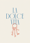 La Dolce Vita – Rode Sleutelbos – Blauwe La Dolce Vita typografie boven een rode sleutelbos met sierlijke strikken op crème.