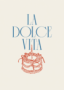 La Dolce Vita – Rode Feesttaart – Blauwe La Dolce Vita typografie boven een rode taart met kaars en lintstrikken op crème.