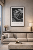 Luxe zwart-wit poster in een modern penthouse interieur met warme beige tinten en minimalistische styling
