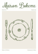 Een groen sierbord met vork en mes onder groene Maison Bohème letters, als een vintage galerijprint op crème.