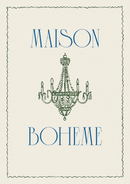 Een groene kroonluchter tussen blauwe Maison Bohème letters binnen een fijne groene golfrand op crème.
