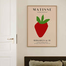 Geef je interieur een artistieke en minimalistische touch met deze Matisse-achtige Papiers Découpés poster met een aardbei.