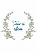Blauwe Take it slow letters binnen een open groene krans van sierlijke bloemen en bladeren op wit.