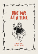 Een ontspannen vrouw met zonnebril en koffiebeker onder rode One day at a time letters binnen een zwarte sierlijke rand op crème.