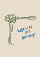 Groene spaghetti rond een sierlijke vork naast blauwe Pasta is my love language letters op beige.