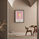 De Pina Colada cocktail poster met recept erbij met de kleuren roze en geel. Leuke zomerposter met vrolijke kleuren. Leuk voor in de keuken of slaapkamer.