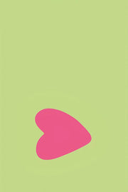 Corazón rosa sobre fondo verde