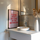 Geef je toilet interieur een dosis humor met deze opvallende poster met de tekst: “Please Don’t Do Coke in the Bathroom”. in het roze en rood.