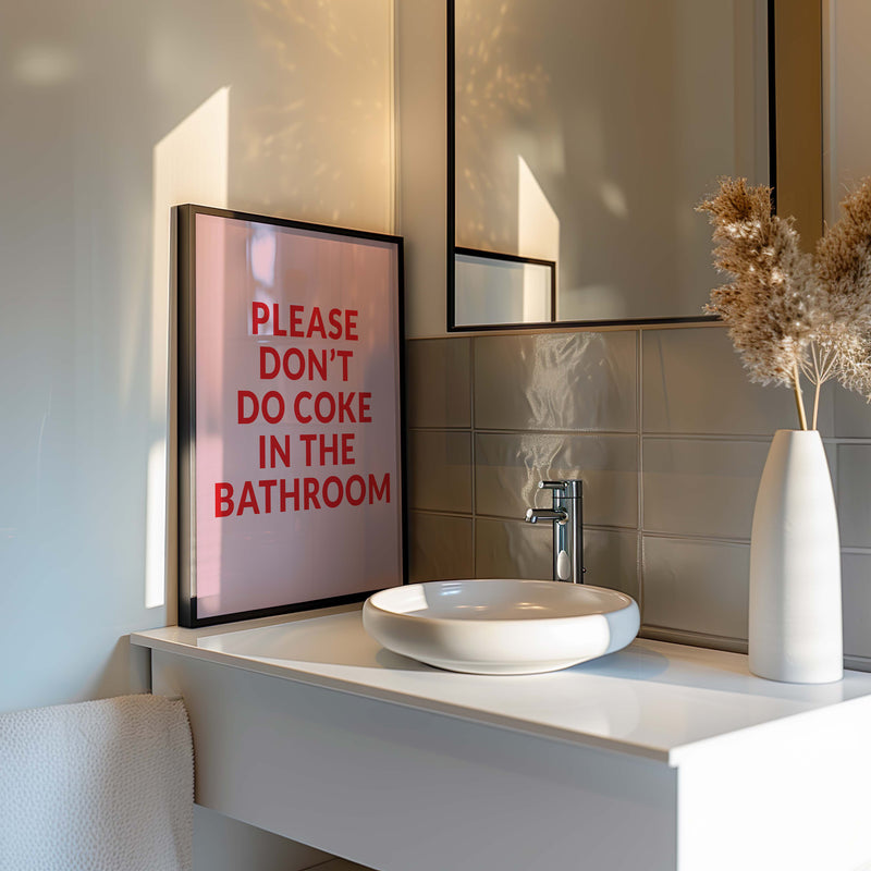 Geef je toilet interieur een dosis humor met deze opvallende poster met de tekst: “Please Don’t Do Coke in the Bathroom”. in het roze en rood.