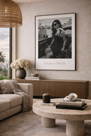 Close-up van de print met focus op contrast, textuur en luxe uitstraling.