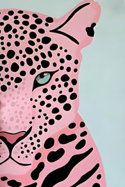 Maak een statement in je interieur met deze trendy poster van een roze luipaard. De gedurfde kleuren en grafische stijl geven het ontwerp een moderne, speelse uitstraling en maken het een echte eyecatcher aan de muur. Geprint op 250 grams premium satin papier voor een luxe look en heldere details – perfect voor een stoere en stijlvolle woonruimte.