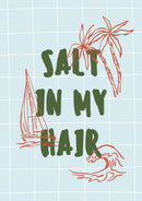 Groene Salt in my hair letters met rode palmbomen, zeilboot en golf op een lichtblauw raster.