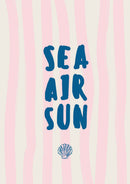 Blauwe Sea air sun letters en een kleine schelp op speelse roze strepen.