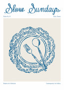 Een blauw sierbord met lepel en vork onder blauwe Slow Sundays letters, als een vintage galerijprint op crème.