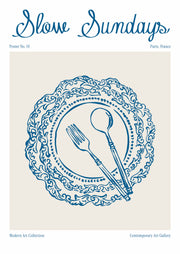 Een blauw sierbord met lepel en vork onder blauwe Slow Sundays letters, als een vintage galerijprint op crème.