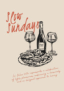 Een zwarte wijnfles, twee wijnglazen en oesters onder rode Slow Sundays letters op beige, met kleine handgeschreven tekst.