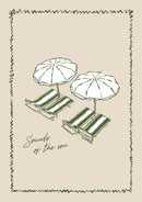 Twee witte parasols en groen gestreepte ligbedden boven handgeschreven Sounds of the sea letters binnen een groene golfrand op beige.