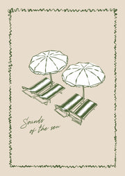 Twee witte parasols en groen gestreepte ligbedden boven handgeschreven Sounds of the sea letters binnen een groene golfrand op beige.