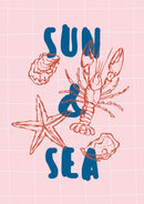 Blauwe Sun & Sea letters met rode kreeft, schelpen en zeester op een roze raster.