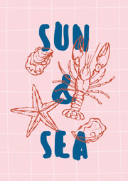 Blauwe Sun & Sea letters met rode kreeft, schelpen en zeester op een roze raster.