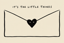 It’s The Little Things poster met handgetekende zwarte envelop en hart op beige achtergrond