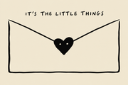 It’s The Little Things poster met handgetekende zwarte envelop en hart op beige achtergrond