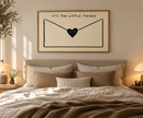 It’s The Little Things poster in houten lijst boven bed in warme beige slaapkamer