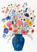 Breng kleur en vrolijkheid in huis met deze poster van een bont boeket wilde bloemen in een diepe blauwe vaas. De heldere roze, gele, paarse en blauwe bloemen zorgen voor een speels en artistiek accent dat elke ruimte opfleurt. Geprint op 250 grams premium satin papier voor een luxe uitstraling en haarscherpe details – perfect voor liefhebbers van botanische en kleurrijke wanddecoratie.
