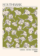 Voeg een trendy en grafische touch toe aan je interieur met deze Southbank London poster uit 2024. Het speelse patroon van abstracte bloemen in crème op een olijfgroene achtergrond geeft een moderne, creatieve uitstraling aan elke muur. Geprint op 250 grams premium satin papier voor een luxe afwerking en haarscherpe details – ideaal voor liefhebbers van eigentijdse wanddecoratie met een stedelijk tintje.