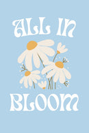 Geef je interieur een frisse en optimistische uitstraling met deze All in Bloom poster. Het vrolijke ontwerp met witte madeliefjes op een zachte blauwe achtergrond en retro typografie brengt een zomerse, feel-good sfeer in elke ruimte. Geprint op 250 grams premium satin papier voor een luxe afwerking en haarscherpe details – ideaal voor liefhebbers van bloemenposters en positieve wanddecoratie.