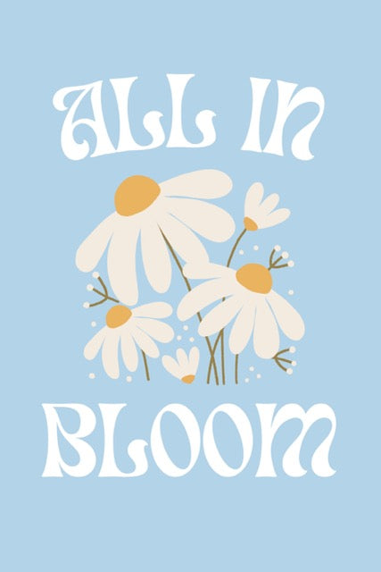 Geef je interieur een frisse en optimistische uitstraling met deze All in Bloom poster. Het vrolijke ontwerp met witte madeliefjes op een zachte blauwe achtergrond en retro typografie brengt een zomerse, feel-good sfeer in elke ruimte. Geprint op 250 grams premium satin papier voor een luxe afwerking en haarscherpe details – ideaal voor liefhebbers van bloemenposters en positieve wanddecoratie.