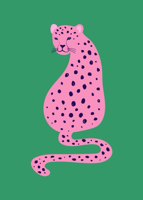 Deze Roze Luipaard Poster is een echte eyecatcher voor ieder interieur. De combinatie van een felroze luipaard met donkerblauwe stippen tegen een diepgroene achtergrond geeft een gedurfde, moderne jungle vibe. Perfect voor wie houdt van kleurrijke, trendy wanddecoratie met een speelse twist.