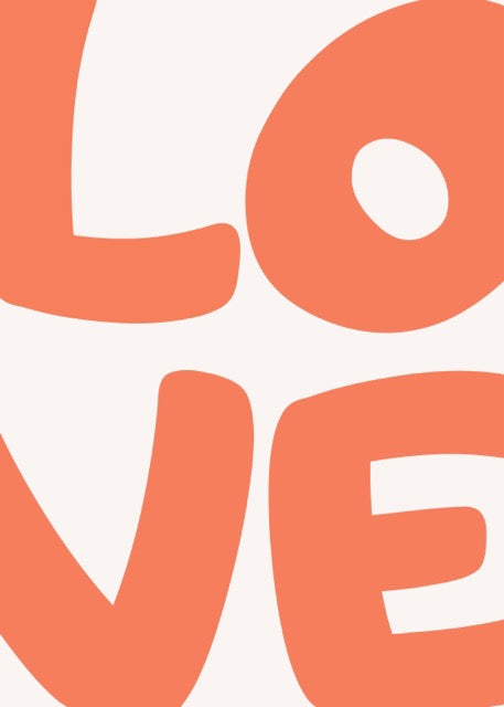 Breng een vleugje vrolijkheid en liefde in je interieur met de LOVE Poster. Het speelse, retro-geïnspireerde ontwerp in warme oranje tinten straalt positiviteit en energie uit. Perfect voor woonkamers, slaapkamers of creatieve werkplekken waar je een statement wilt maken.
