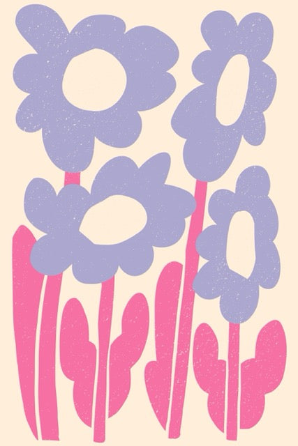 Geef je interieur een vrolijke en moderne look met deze kleurrijke bloemenposter. Het ontwerp toont speelse, paarsblauwe bloemen met felroze stelen en bladeren op een zachte beige achtergrond.