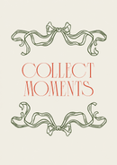Twee sierlijke groene lintstrikken rond rode Collect Moments letters op crème.