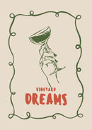Een hand met groen wijnglas boven rode Vineyard Dreams letters binnen een groene lussenrand op beige.
