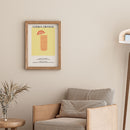 De Vodka Orange cocktail poster met recept erbij met de kleuren oranje en geel. Leuke zomerposter met vrolijke kleuren. Leuk voor in de keuken of slaapkamer.