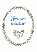 Blauwe Free soul wild heart letters en een groene strik binnen een groene botanische krans op wit.