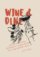 Een hand met zwart wijnglas en olijftak voor rode Wine & Dine letters op beige, met kleine kalligrafische tekst.