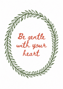 Rode Be gentle with your heart letters binnen een groene bladerenkrans op wit.
