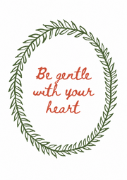 Rode Be gentle with your heart letters binnen een groene bladerenkrans op wit.