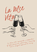 Twee handen met proostende champagneglazen onder rode La Dolce Vita letters op beige, met een kleine handgeschreven tekst.