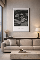 Detail van de poster met focus op de elegante uitstraling en accessoires.