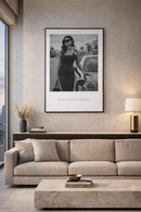 High-end wanddecoratie gecombineerd met een minimalistisch en rustig ingerichte ruimte.