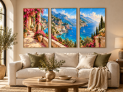 Amalfi Bloom drieluik van drie posters 50x70 cm boven een beige bank in warme woonkamer