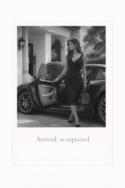 Zwart-wit poster van elegante vrouw die uit luxe auto stapt met quote Arrived as expected