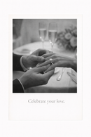 Zwart-wit poster van verlovingsmoment met ring en quote “Celebrate your love”