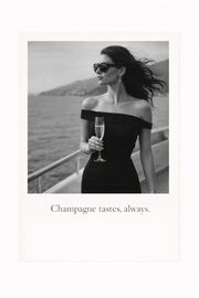 Zwart-wit poster met quote “Champagne tastes, always” met elegante vrouw op jacht met champagneglas