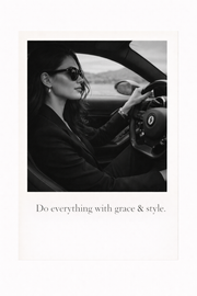 Zwart-wit poster met quote “Do everything with grace and style” met elegante vrouw in luxe auto